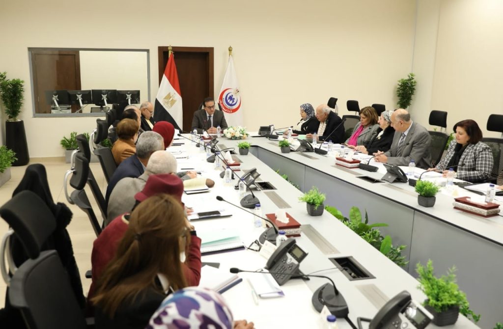 وزير الصحة يوجه بتشكيل مجموعات من «أكديما» لبحث الفرص الاستثمارية وفتح أسواق جديدة للتصدير جانب من الاجتماع