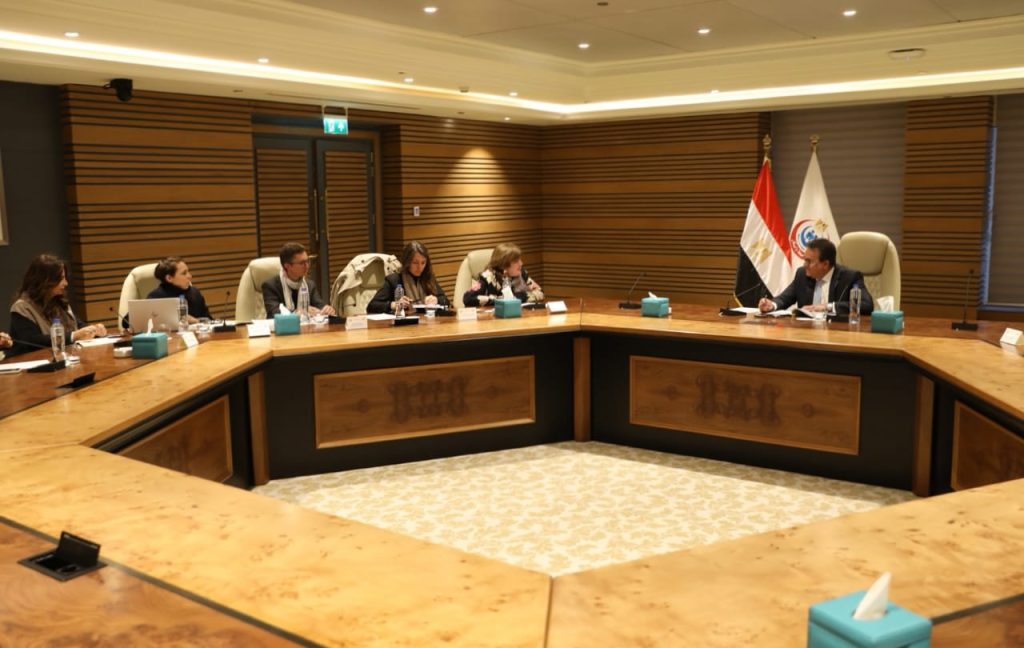 وزير الصحة يبحث مع وفد الوكالة الفرنسية للتنمية سبل التعاون في القطاع الصحي جانب من الاجتماع