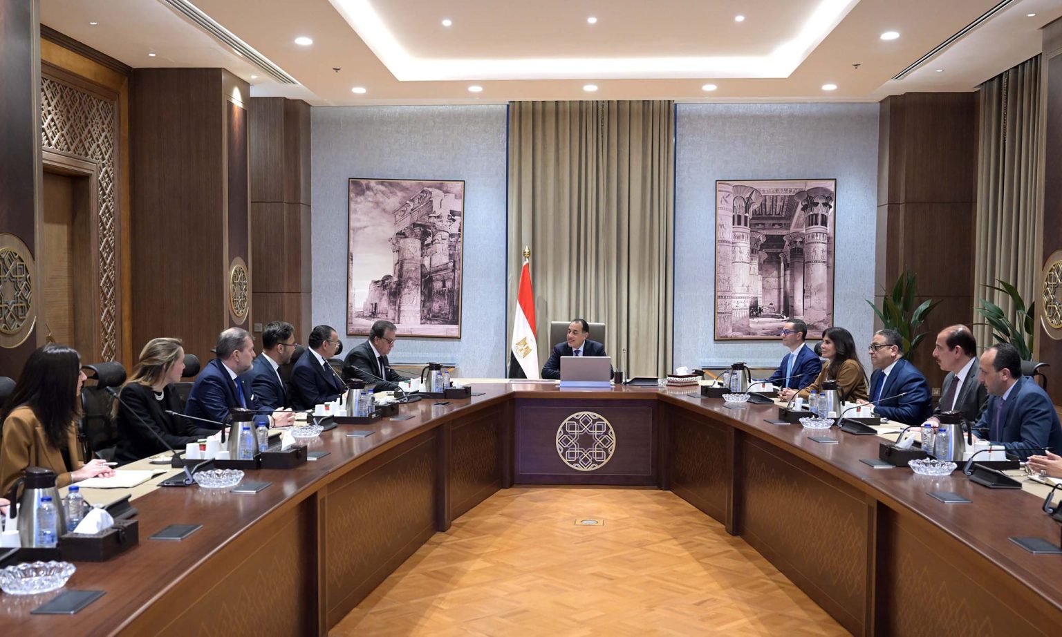 رئيس الوزراء يبحث مع رئيس مجموعة مستشفيات سان دوناتو الإيطالية إقامة مستشفى وجامعة في مصر جانب من اللقاء