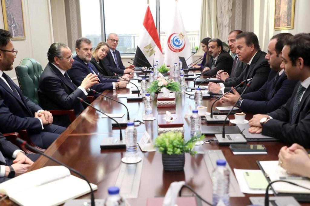 نائب رئيس الوزراء وزير الصحة يبحث مع رئيس «سان دوناتو» فرص الاستثمار في القطاع الطبي جانب من اللقاء