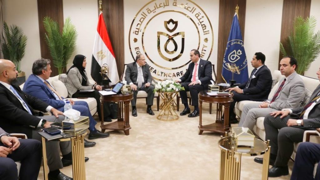 رئيسا هيئتي الدواء والرعاية الصحية يبحثان الشراكة مع القطاع الخاص في إدارة وتشغيل الصيدليات الخارجية جانب من اللقاء