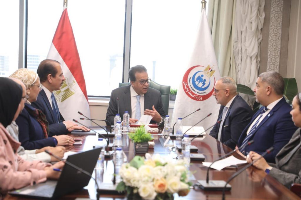 نائب رئيس الوزراء وزير الصحة يستقبل ممثلي «أبوت» للصناعات الدوائية لتعزيز سبل التعاون جانب من اللقاء