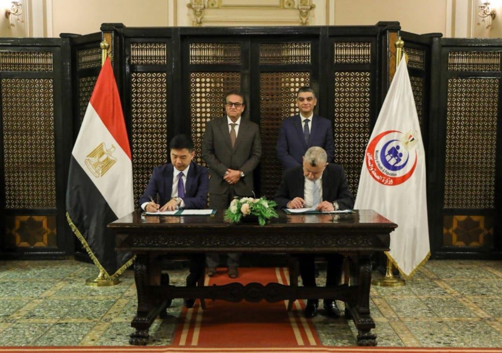 وزير الصحة ورئيس هيئة الشراء الموحد يشهدان توقيع بروتوكول بدء نشاط أول مصنع لإنتاج أجهزة الموجات فوق الصوتية بمصر جانب من توقيع البروتوكول