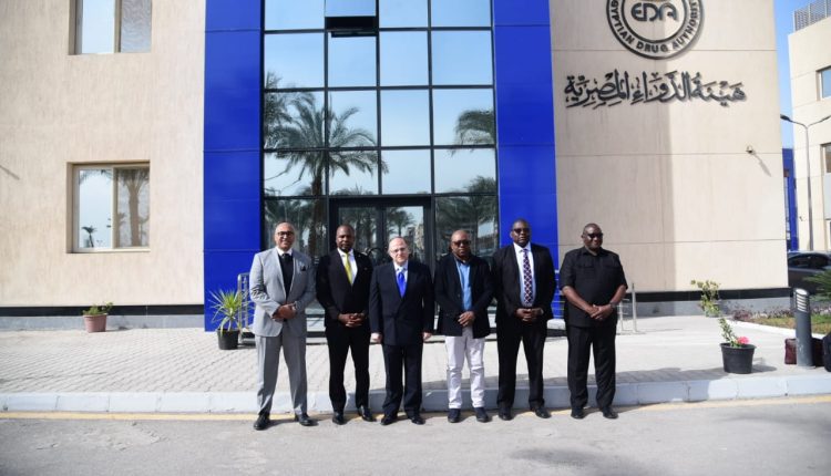 رئيس هيئة الدواء مع وفد زامبيا