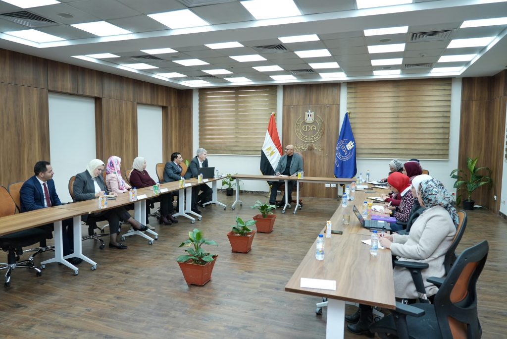 نائب رئيس هيئة الدواء يبحث مع وفد شركة «بندالس» الألمانية سبل التعاون جانب من الاجتماع