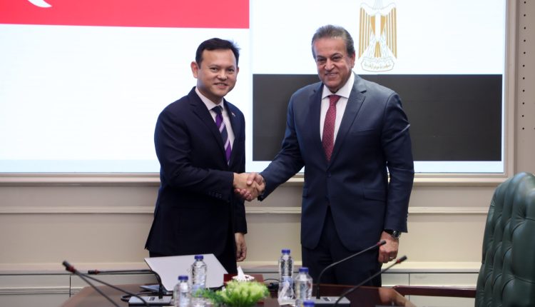 وزير الصحة مع الوزير السنغافوري
