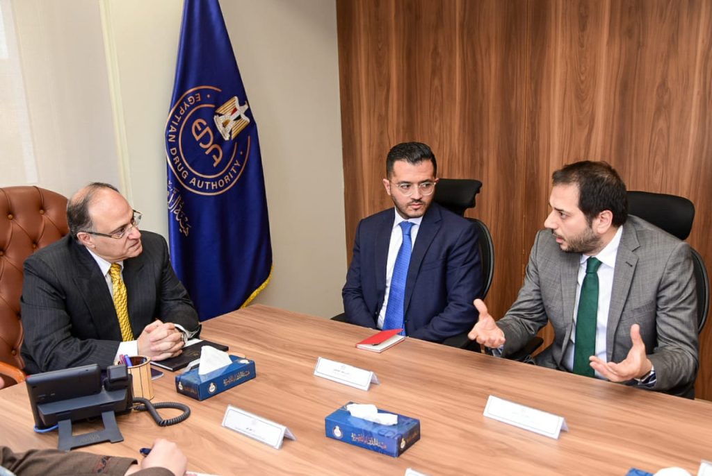 رئيس هيئة الدواء يبحث تعزيز التعاون والاستثمار مع شركتي الأدوية السعودية «بدائل» و«البترجي» جانب من اللقاء