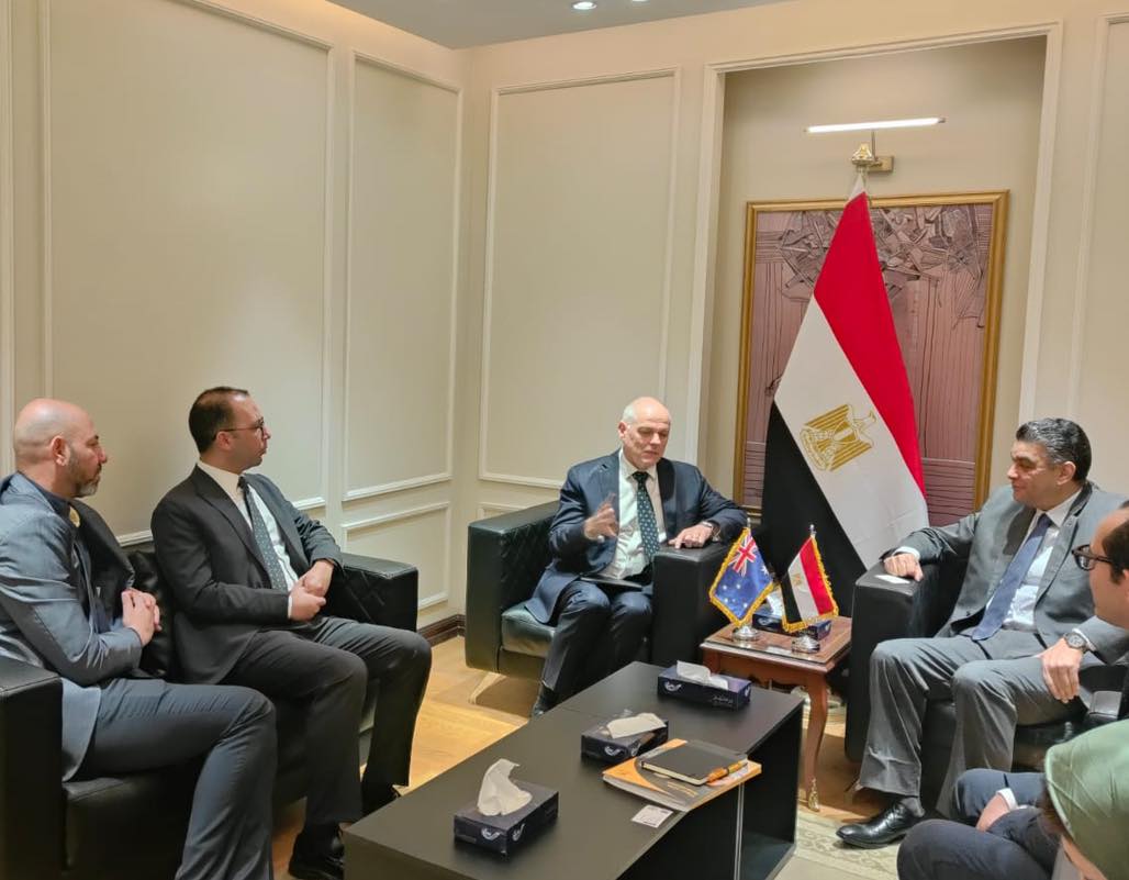 رئيس هيئة الشراء الموحد يبحث مع شركة «كوكلير» الاسترالية لتقنيات السمعيات سبل التعاون المشترك