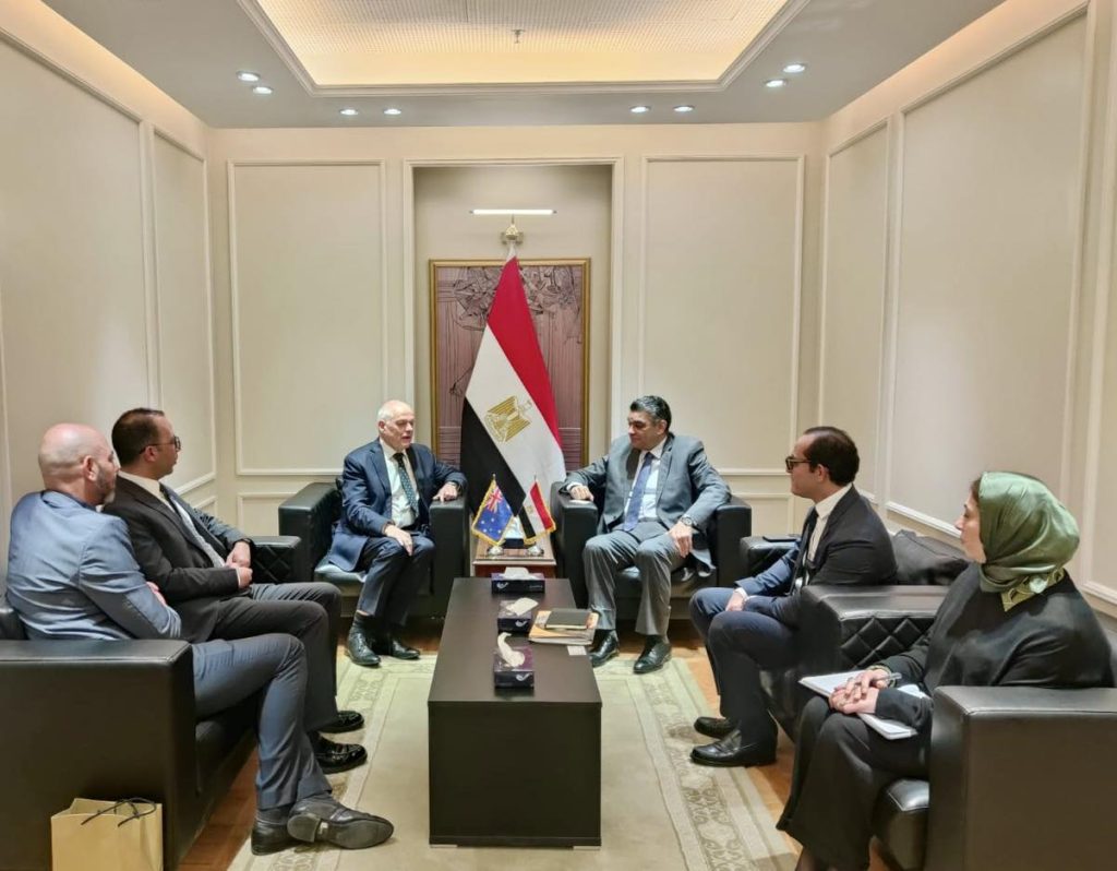 رئيس هيئة الشراء الموحد يبحث مع شركة «كوكلير» الاسترالية لتقنيات السمعيات سبل التعاون المشترك