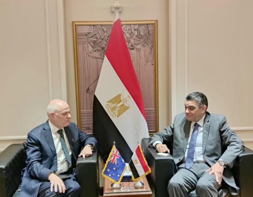 رئيس هيئة الشراء الموحد يبحث مع شركة «كوكلير» الاسترالية لتقنيات السمعيات سبل التعاون المشترك