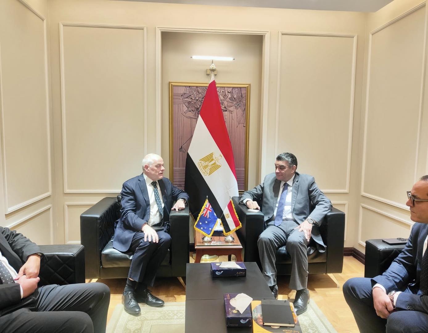 رئيس هيئة الشراء الموحد يبحث مع شركة «كوكلير» الاسترالية لتقنيات السمعيات سبل التعاون المشترك