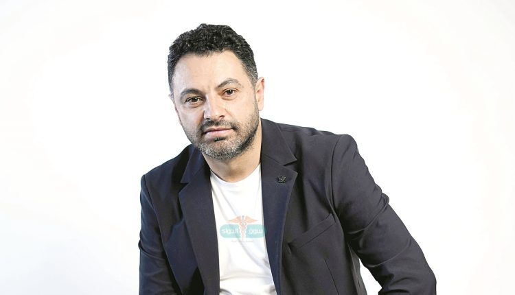 الدكتور محمد صلاح الرئيس التنفيذى للشركة المصرية لمستحضرات التجميل (ECC)