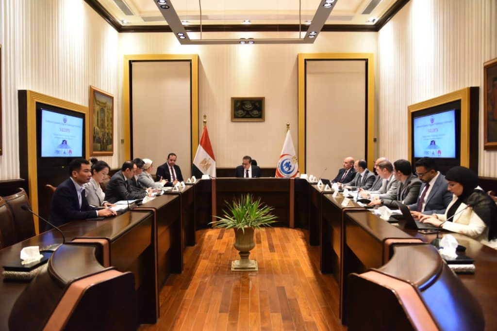 وزير الصحة يعقد اجتماعًا لبحث مشروع إنشاء شبكة وطنية متكاملة للباثولوجيا الرقمية جانب من الاجتماع
