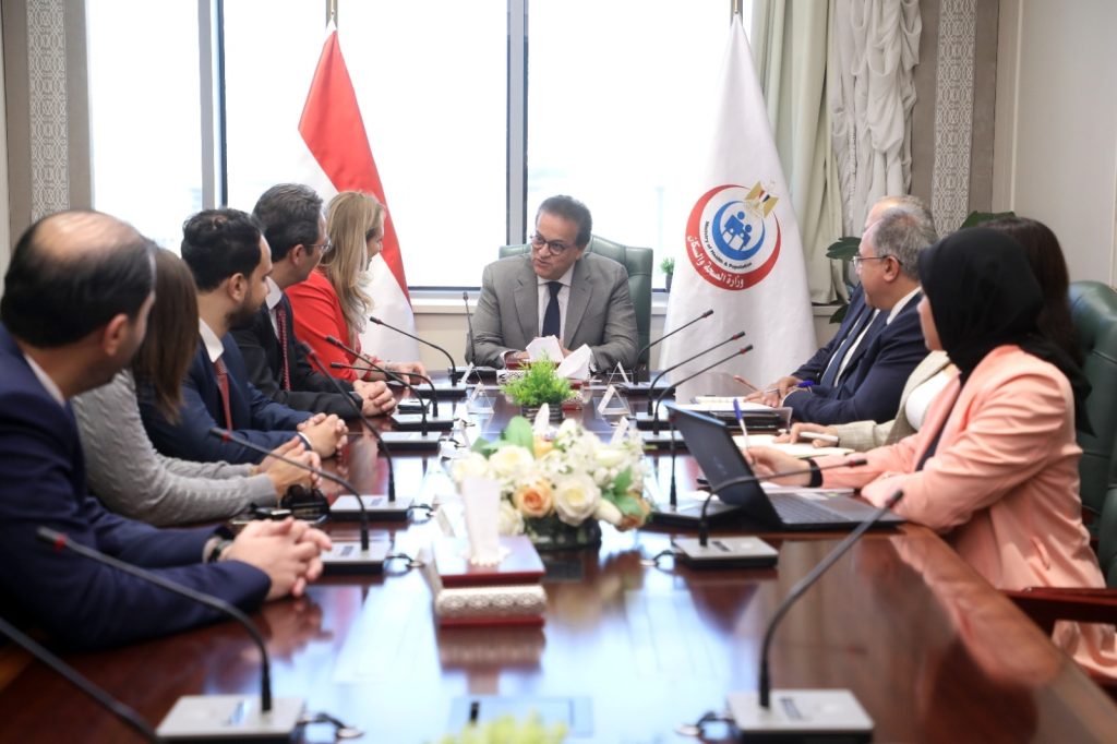 وزير الصحة يبحث مع وفد شركة ميدترونيك سبل التعاون في مجال التكنولوجيا والحلول الطبية جانب من الاجتماع