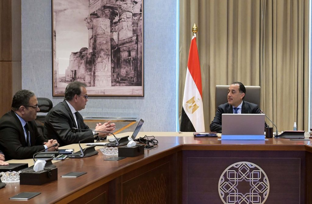 رئيس الوزراء يبحث مع وزير الصحة خطط توطين صناعة الدواء واللقاحات في مصر جانب من الاجتماع
