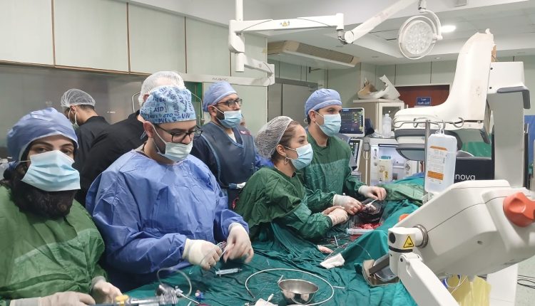 جانب من الفريق الطبي