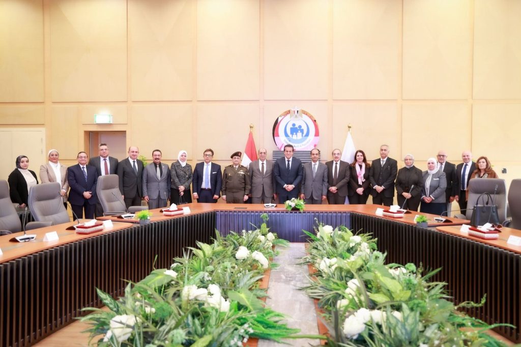 وزير الصحة يبحث مع اللجنة العليا للبورد المصري إضافة تخصصات جديدة لطب الأسنان جانب من اللقاء