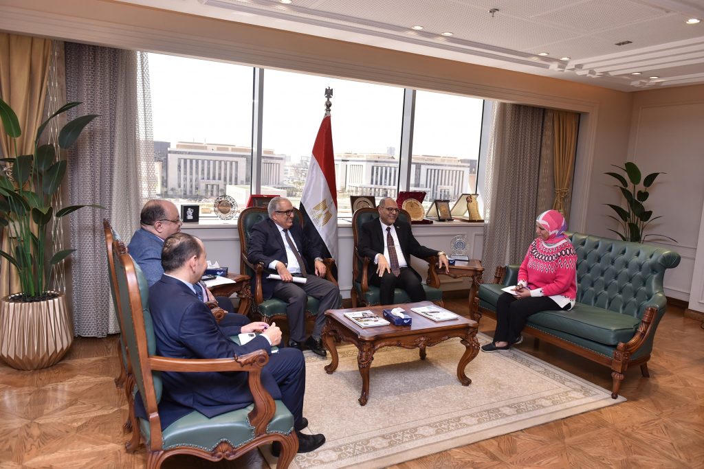 وزير العمل يبحث التنسيق لشمول العمالة غير المنتظمة بخدمات التأمين الصحي جانب من اللقاء