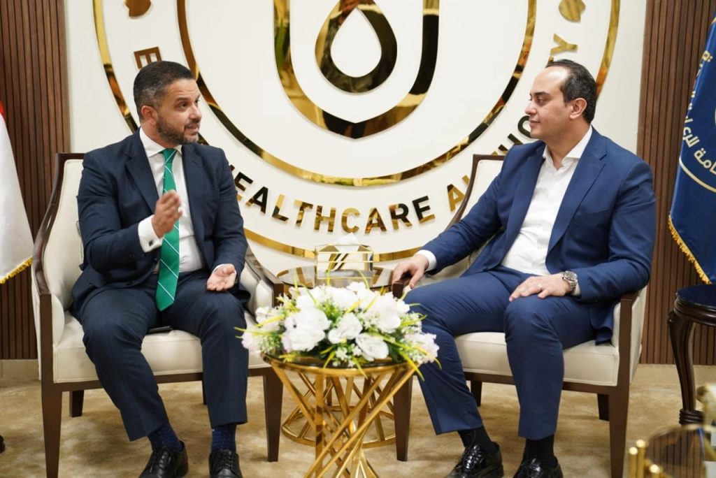 هيئة الرعاية الصحية تبحث مع «ساندوز مصر» توفير أدوية الأورام والعلاجات الحيوية جانب من اللقاء