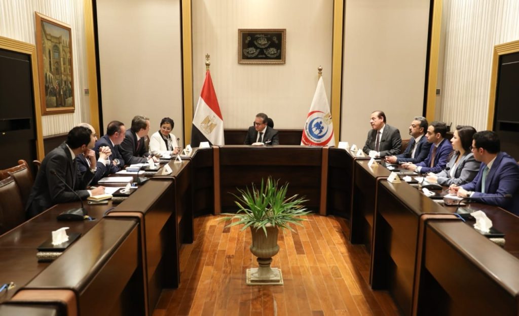 وزير الصحة يبحث مع «سانوفي» تعزيز التعاون الصحي والتوسع في التصنيع الدوائي المحلي جانب من اللقاء
