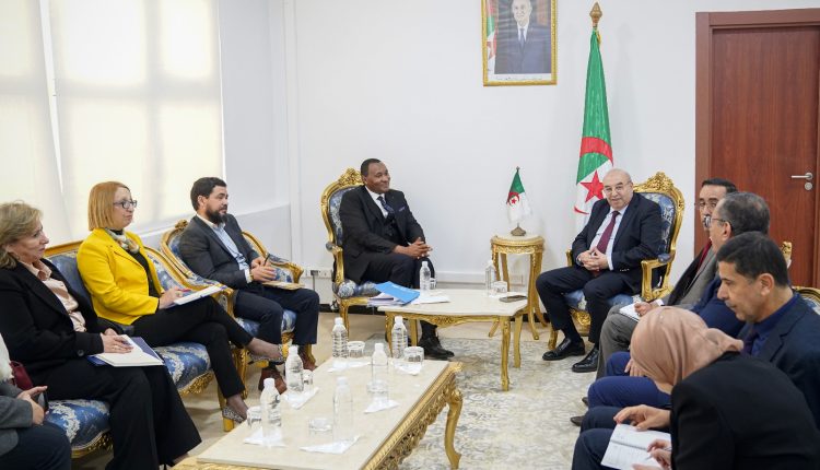 جانب من اللقاء بوزارة الصناعة الصيدلانية بالجزائر