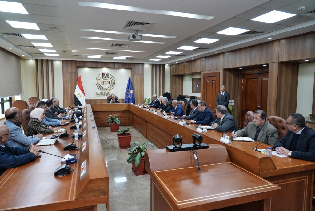 رئيس هيئة الدواء يجتمع مع ممثلي شركات الأدوية لمناقشة تحديث سياسات التسعير.. «صور» جانب من الاجتماع