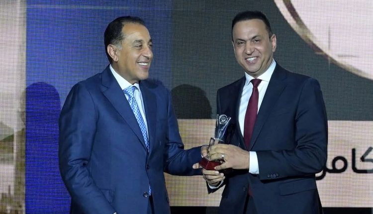 رئيس مجلس الوزراء يكرم الدكتور السعيد كامل العضو المنتدب لشركة يوتوبيا للصناعات الدوائية