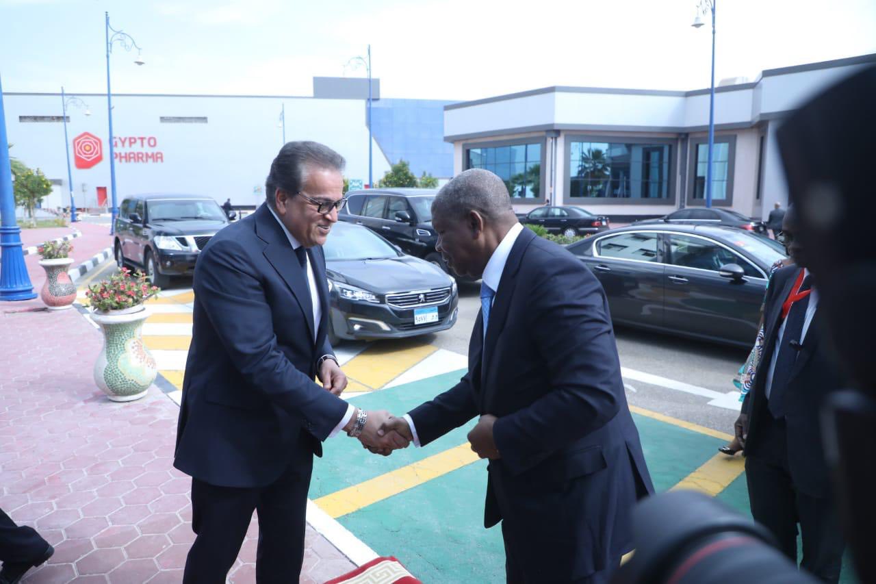رئيس دولة أنجولا يزور مدينة الدواء المصرية