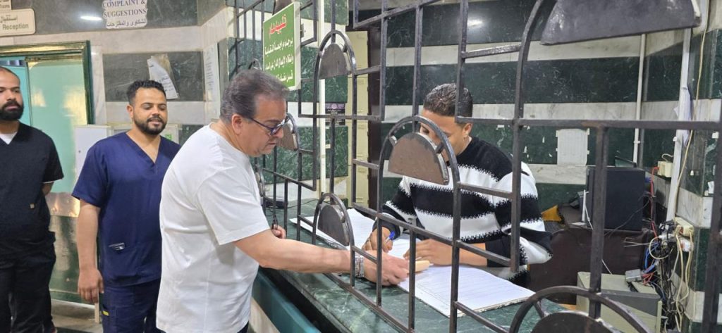 وزير الصحة يتفقد مستشفى البنك الأهلي ويشيد بانتظام العمل ويوجه بمكافأة العاملين جانب من جولة الوزير