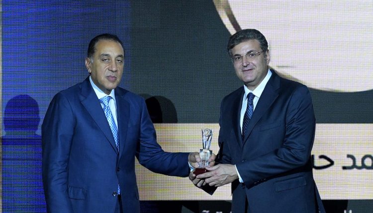 رئيس مجلس الوزراء يكرم الدكتور محمد حشمت الرئيس التنفيذي لشركة آمون للأدوية