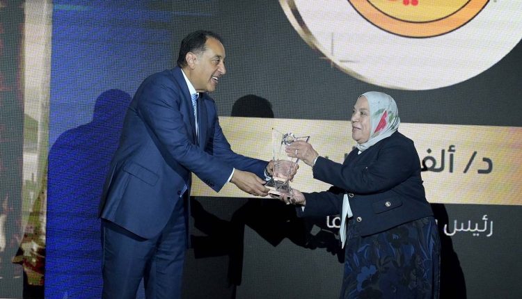 رئيس مجلس الوزراء يكرم الدكتورة ألفت غراب رئيس شركة أكديما للأدوية