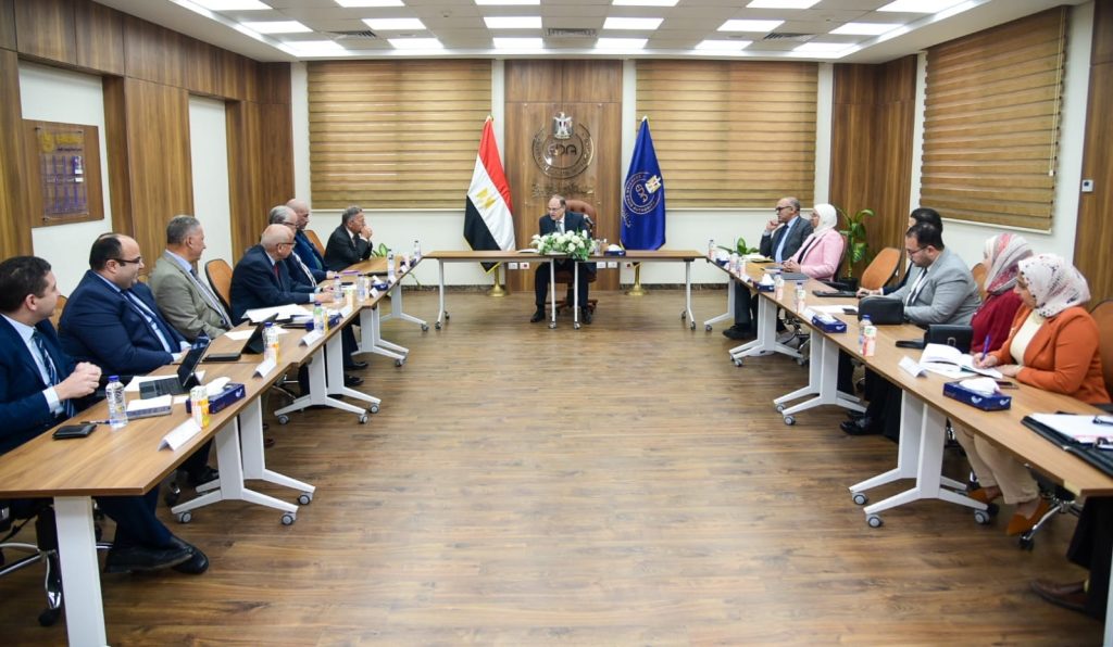 رئيس هيئة الدواء: تبسيط وتسريع الإجراءات المتعلقة بالدمغة الطبية لتعزيز عمل شركات الأدوية جانب من الاجتماع