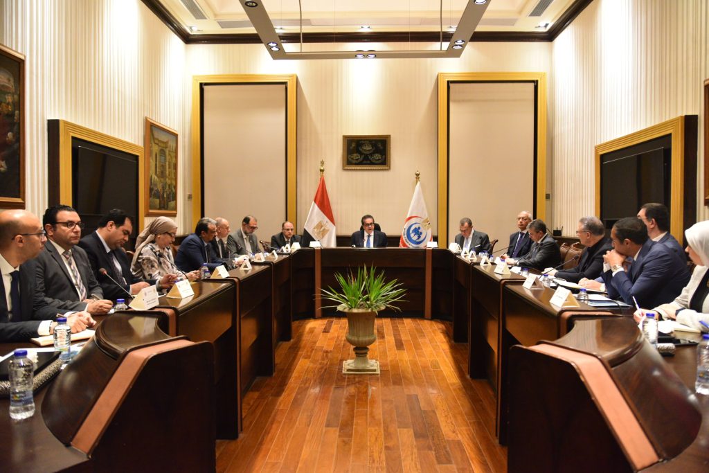 وزير الصحة يترأس اجتماعًا لبحث ودراسة فرص تعزيز الاستثمارات العالمية في السوق المصرية جانب من الاجتماع