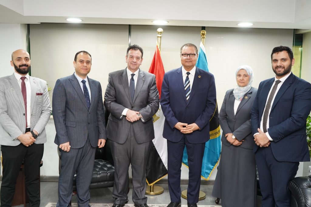 هيئة الرقابة الصحية تبحث مع البنك الأهلي تمويل المنشآت الصحية للحصول على الاعتماد جانب من اللقاء