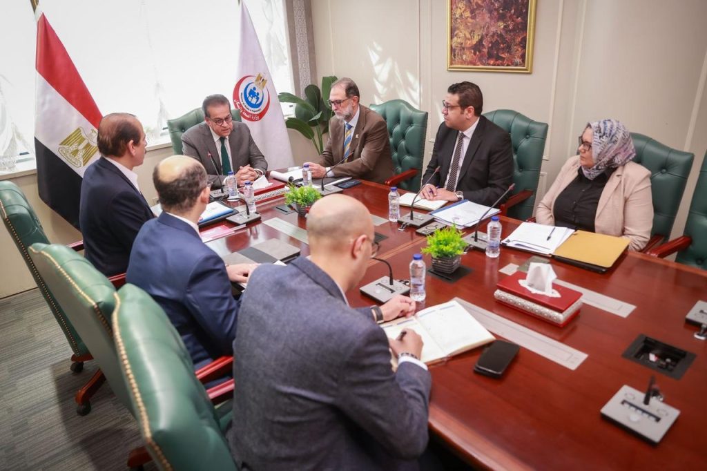 وزير الصحة يجتمع مع رئيس هيئة سلامة الغذاء لمناقشة تفاصيل إغلاق محلات «بلبن» جانب من اللقاء