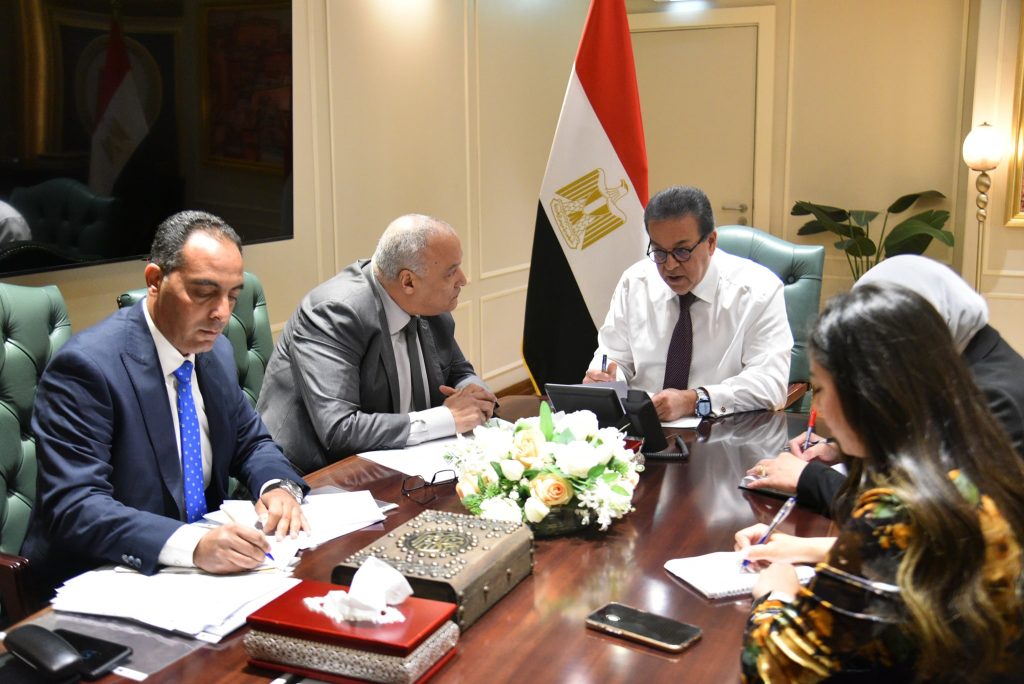 وزير الصحة يبحث مع مدير صندوق التعويض عن مخاطر المهن الطبية دعم الأطباء وتطوير برامج التدريب جانب من اللقاء