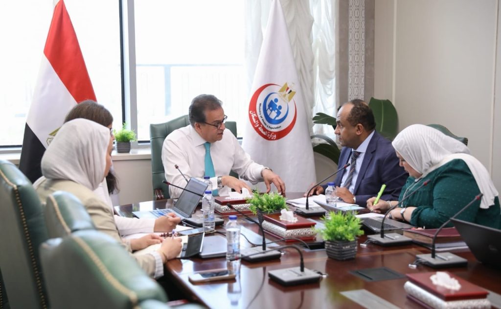وزير الصحة يبحث مقترحات تطوير الخدمات الطبية وتوطين صناعة فلاتر الغسيل الكلوي جانب من اللقاء