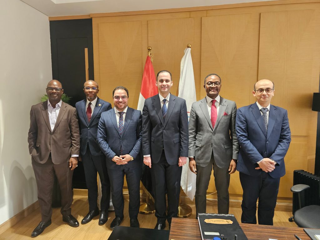 «الصحة» تستقبل وفد المركز الأفريقي لمكافحة الأمراض لبحث سبل دعم التكامل بين دول القارة جانب من اللقاء