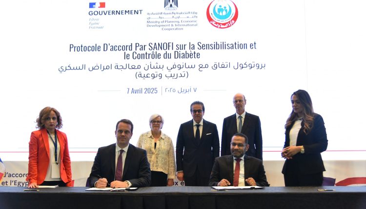 جانب من توقيع الاتفاقية