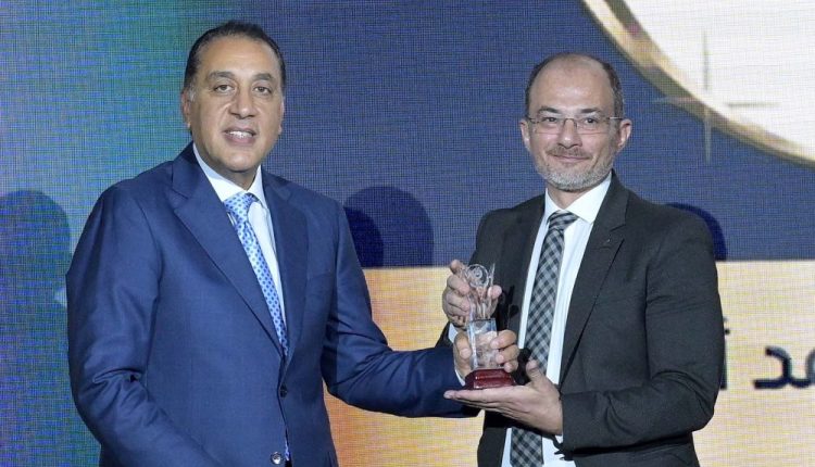 رئيس مجلس الوزراء يكرم المستشار محمد بكر الرئيس التنفيذي لشركة زيتا فارما للصناعات الدوائية