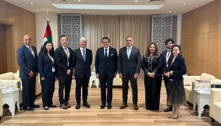 وزير الصحة مع ممثلي شركة جلاكسو سميثكلاين