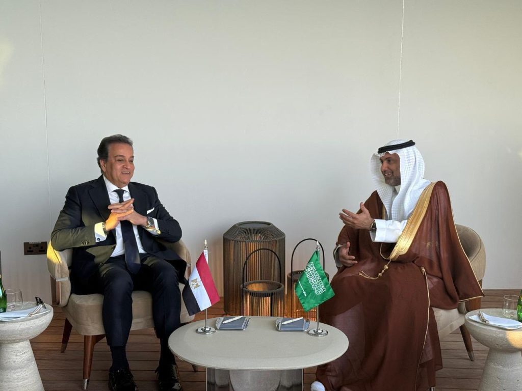 وزير الصحة يبحث مع نظيره السعودي مستجدات التعاون الممتدة بين البلدين في القطاع الصحي جانب من اللقاء