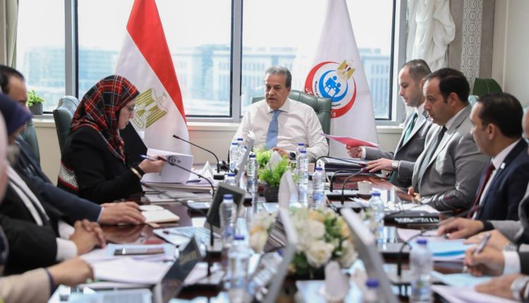 جانب من الاجتماع لمراجعة موازنة قطاع الصحة