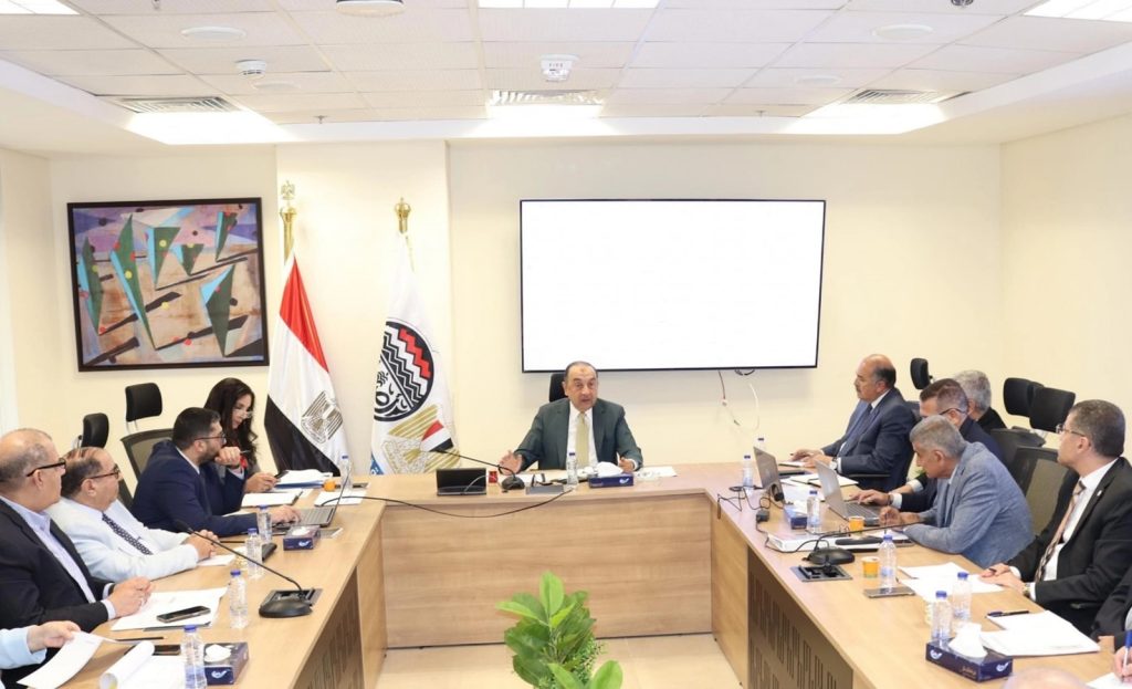وزير قطاع الأعمال يجتمع مع رؤساء شركات الأدوية التابعة لاستعراض مؤشرات الأداء والتوسعات المستقبلية جانب من الاجتماع