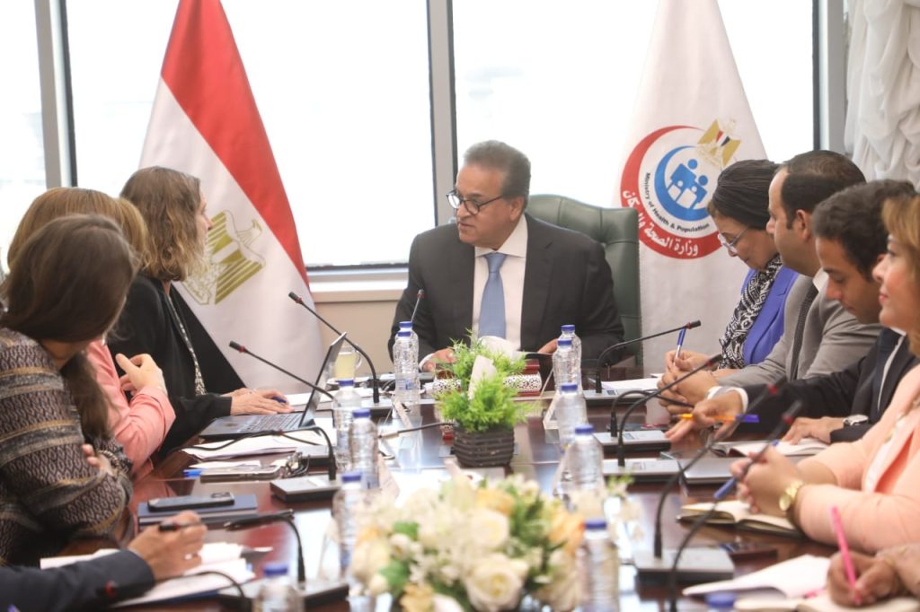 وزير الصحة يلتقي وفد الوكالة الفرنسية للتنمية لبحث التعاون في مشروعات الرعاية الصحية جانب من اللقاء