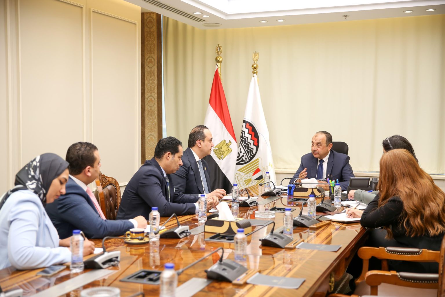 وزير قطاع الأعمال يبحث مع رئيس الرعاية الصحية تعزيز التعاون لدعم التنمية المستدامة جانب من اللقاء