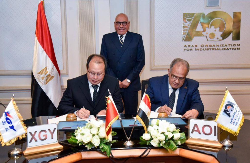 «العربية للتصنيع» توقع اتفاقية شراكة استراتيجية مع «XGY الصينية» لتوطين صناعة الأجهزة الطبية والرنين المغناطيسي جانب من توقيع الاتفاقية