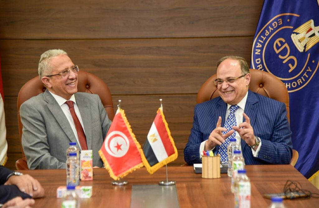 رئيس هيئة الدواء يعقد اجتماعاً مع وزير الصحة التونسي لتعزيز التكامل في القطاع الدوائي