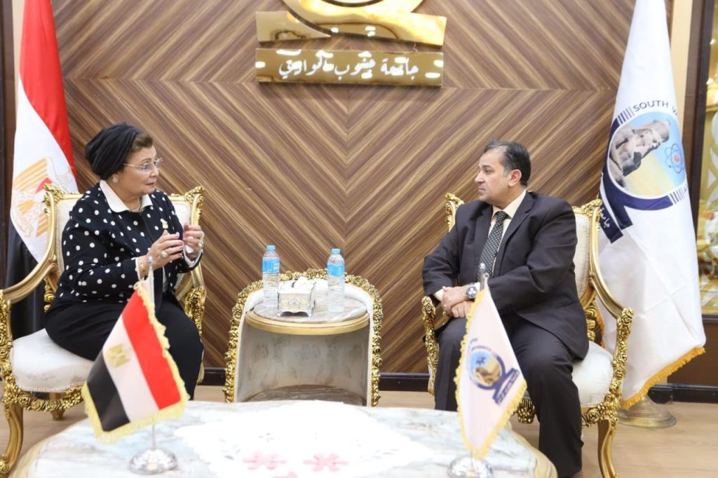 نائب وزير الصحة تبحث مع رئيس جامعة جنوب الوادي تعزيز التعاون لتحسين الخصائص السكانية جانب من اللقاء