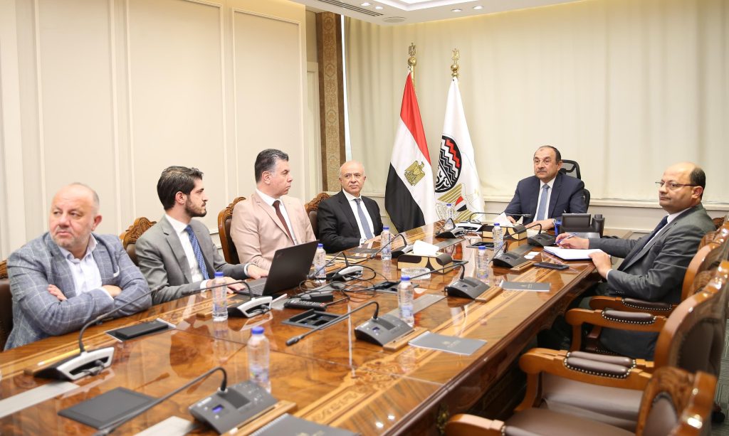 «باور إنترناشيونال القابضة» القطرية تعتزم ضخ استثمارات في مجال الرعاية الصحية والأدوية في مصر جانب من اللقاء بمقر وزارة قطاع الأعمال العام